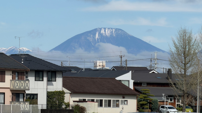 宇都宮市 栃木県総合運動公園 西駐車場から見上げる男体山